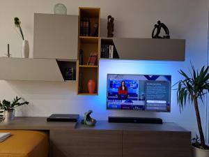 Televízia a/alebo spoločenská miestnosť v ubytovaní DISZTINGVÁLT Apartman, free garage