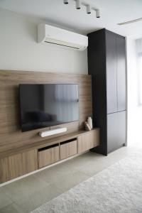 een woonkamer met een flatscreen-tv aan de muur bij Modern & Minimalist 2-Bedroom Apartment in PJ in Petaling Jaya