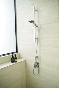uma casa de banho com uma cabeça de chuveiro em Modern & Minimalist 2-Bedroom Apartment in PJ em Petaling Jaya