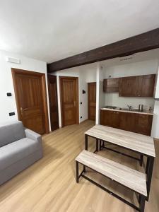 een woonkamer met een bank en een tafel bij Pietrasuite Santa Brigida in Roccaraso