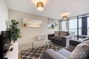 uma sala de estar com um sofá e uma mesa em Roomspace Serviced Apartments- Buttermere House em Kingston upon Thames