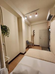 Cette chambre comprend un lit et une chaise. dans l'établissement 富貴民宿Full Great B&B包棟名宿, à Changhua