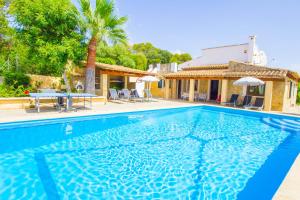 Bazén v ubytovaní Perfecta villa para vacaciones con wifi y A/C alebo v jeho blízkosti