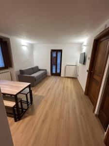 een woonkamer met een tafel en een bank bij Pietrasuite Santa Brigida in Roccaraso