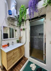 y baño con lavabo y ducha. en 富貴民宿Full Great B&B包棟名宿, en Changhua City