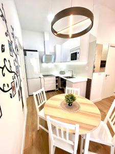 cocina y comedor con mesa y sillas en Acogedor apartamento 5 personas en Valencia
