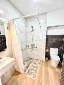 a bathroom with a shower and a toilet and a sink at Acogedor apartamento 5 personas in Valencia