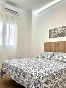 um quarto com uma cama e uma janela em Acogedor apartamento 5 personas em Valência