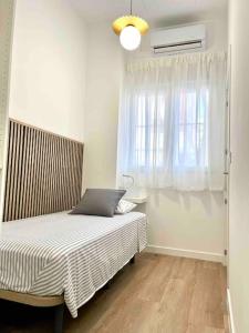 a bedroom with a bed and a window at Acogedor apartamento 5 personas in Valencia