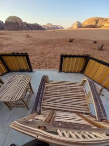 una cama sentada en una mesa en el desierto en Bedouin Holidays Camp and Jeep Tours, en Wadi Rum