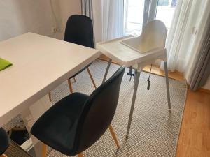 Una mesa y dos sillas al lado de una mesa y un escritorio. en 1BR Apartment on the Most Beautiful Street in Ljubljana Center, en Liubliana 8 fotos más