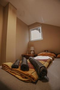 - une chambre avec un lit et 2 oreillers dans l'établissement Dolina Lopatnice, à Bogutovac