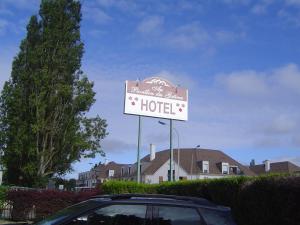 un panneau indiquant un hôtel devant une voiture dans l'établissement Hotel Pavillon des Gatines, à Plaisir
