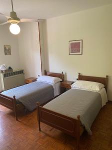 una camera con due letti e un soffitto di Locanda El Piron a Chiampo