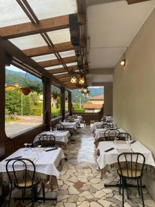 una fila di tavoli in un ristorante con vista di Locanda El Piron a Chiampo