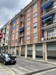 une voiture noire garée devant un immeuble dans l'établissement allo Sferisterio, Cuneo, à Coni 23 autres photos