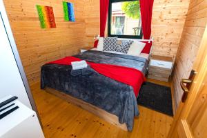 a bedroom with a bed in a wooden cabin at 5 Sterne Ferienhaus Susi mit Kamin, Seeblick und 2 Terrassen in Rieden