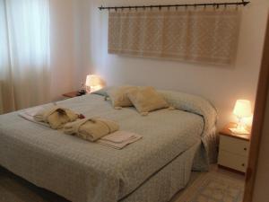 1 dormitorio con 1 cama con 2 toallas en B&B Fragus e Saboris de Sardigna, en Sadali