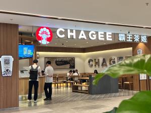 un restaurante chino con dos personas parados en un mostrador en Livetour Hotel Shenzhou Road Metro Guangzhou, en Guangzhou