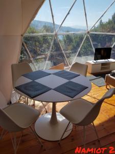 Nespecifikovaný výhled na hory nebo výhled na hory při pohledu z luxury tent