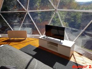TV a/nebo společenská místnost v ubytování ENERGY GLAMP