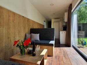 ein Wohnzimmer mit einem Sofa und einem Tisch in der Unterkunft Lavečka u Valtic in Valtice