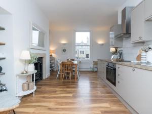 Pass the Keys Stylish apartment in Central Bath的厨房或小厨房