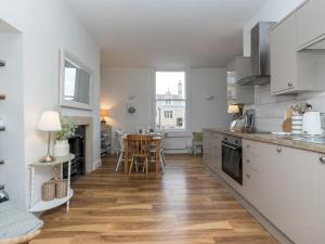 Pass the Keys Stylish apartment in Central Bath的厨房或小厨房