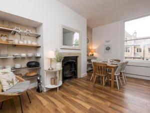 uma sala de estar com uma mesa e uma lareira em Pass the Keys Stylish apartment in Central Bath em Bath