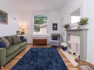 Pass the Keys Stylish apartment in Central Bath的休息区