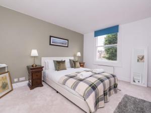 Pass the Keys Stylish apartment in Central Bath客房内的一张或多张床位