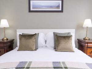 sypialnia z białym łóżkiem z 2 lampami w obiekcie Pass the Keys Stylish apartment in Central Bath w mieście Bath