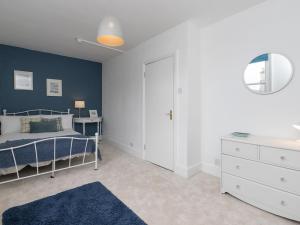 Pass the Keys Stylish apartment in Central Bath客房内的一张或多张床位
