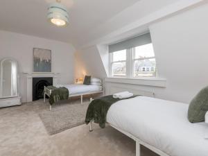 Pass the Keys Stylish apartment in Central Bath客房内的一张或多张床位