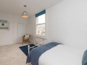 Pass the Keys Stylish apartment in Central Bath客房内的一张或多张床位