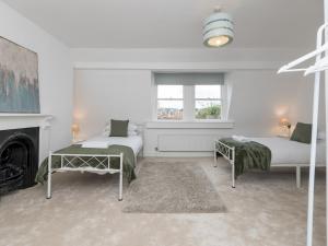 Pass the Keys Stylish apartment in Central Bath客房内的一张或多张床位
