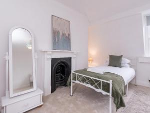 Pass the Keys Stylish apartment in Central Bath客房内的一张或多张床位