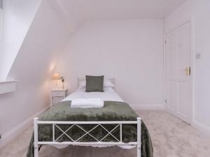 Pass the Keys Stylish apartment in Central Bath客房内的一张或多张床位