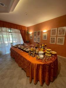 una mesa con comida en una habitación en Hotel Villa Leri, en Monte Colombo