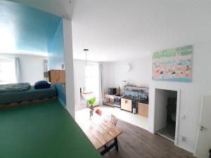 ein Wohnzimmer mit einem Sofa und einem Tisch in der Unterkunft Artist Studio - Berlin - Prenzlauer Berg in Berlin