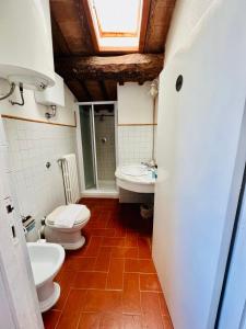 ein Bad mit einem WC und einem Waschbecken in der Unterkunft B&B VALLE D'ORO in Ansedónia