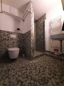 ein Badezimmer mit einer Dusche, einer Badewanne und einem Waschbecken in der Unterkunft Artist Studio - Berlin - Prenzlauer Berg in Berlin