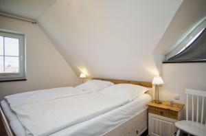 Postel nebo postele na pokoji v ubytování Haus in idyllischer Lage mit Sauna, Terrasse und Garten - Villa Morgensünn