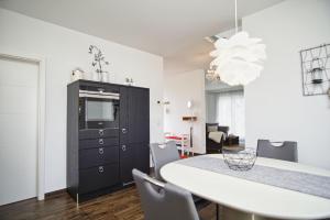 Kuchyň nebo kuchyňský kout v ubytování Haus in idyllischer Lage mit Sauna, Terrasse und Garten - Villa Morgensünn