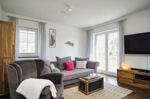 TV a/nebo společenská místnost v ubytování Haus in idyllischer Lage mit Sauna, Terrasse und Garten - Villa Morgensünn