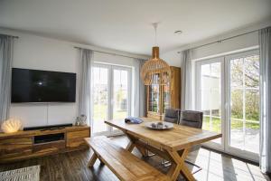 TV a/nebo společenská místnost v ubytování Haus in idyllischer Lage mit Sauna, Terrasse und Garten - Villa Morgensünn