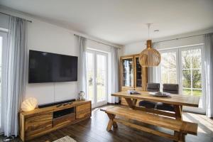 TV a/nebo společenská místnost v ubytování Haus in idyllischer Lage mit Sauna, Terrasse und Garten - Villa Morgensünn