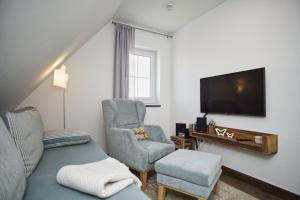 TV a/nebo společenská místnost v ubytování Haus in idyllischer Lage mit Sauna, Terrasse und Garten - Villa Morgensünn