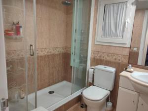 Koupelna v ubytování Piso familiar 3 habitaciones 2 baños y plaza de parking + 9 fotografií