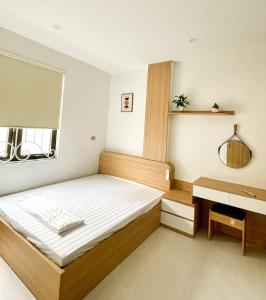 ein kleines Schlafzimmer mit einem Bett und einem Fenster in der Unterkunft Crabby homes in Hanoi